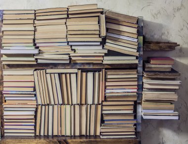 labrary kitap yığınları