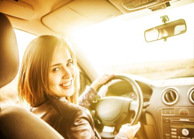 Araba dönüm genç kadın