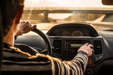 Araba süren bir adam. 