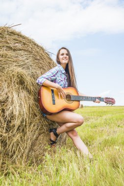 Müzisyen Cowgirl holding gitar