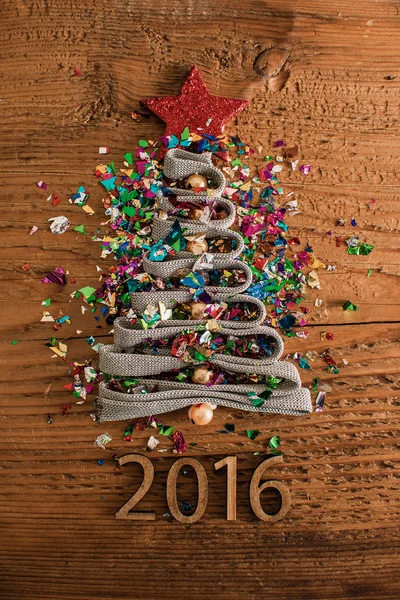 Рождественская елка с красочными конфетти — стоковое фото