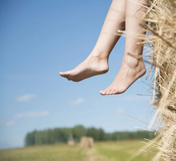 Žena sedí na slámě — Stock fotografie