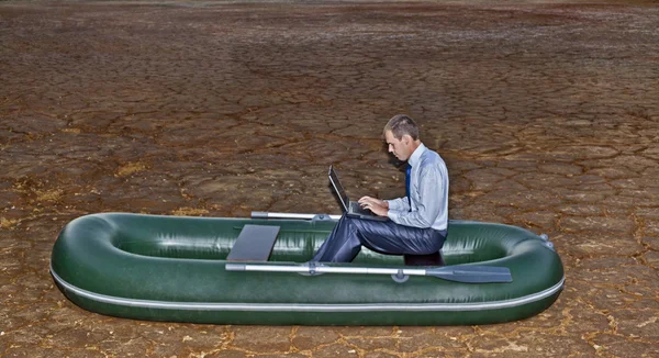 Adam Çölde Laptop Klavye Yazarak Letişim Internet Bağlantı Kavramı Ile — Stok fotoğraf