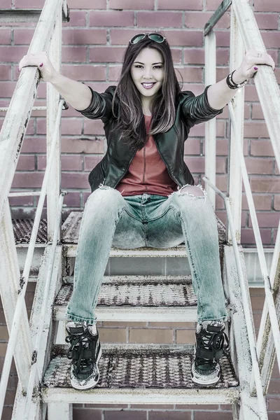 Menina sentada na plataforma de metal — Fotografia de Stock