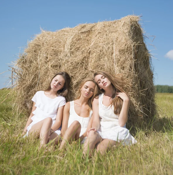 Femmes assises sur l'herbe verte — Photo