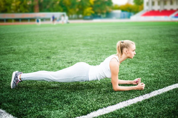 Tahta egzersiz yapıyor kadın — Stok fotoğraf