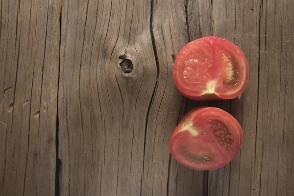 Poloviny čerstvé zralé červené rajče — Stock fotografie