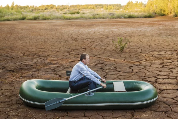 Homem Negócios Num Barco Solo Crack Deserto Símbolo Estagnação Crise — Fotografia de Stock