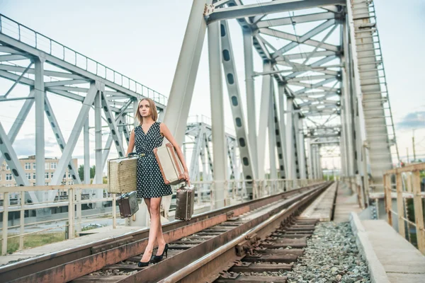 Dziewczyna na metalowy most kolejowy — Zdjęcie stockowe