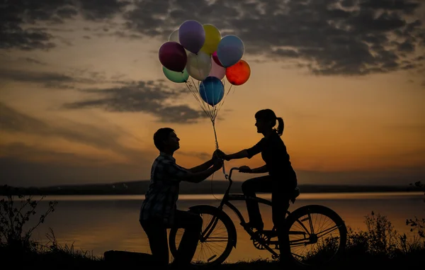 Silhouettes Sombres Femme Sur Vélo Homme Tenant Des Ballons — Photo