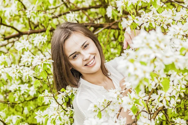 Donna nel fresco giardino primaverile — Foto Stock