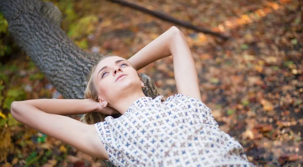 Fille couchée sur un tronc d'arbre tombé — Photo