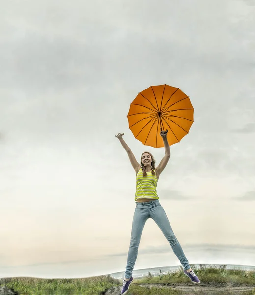 Retrato Jovem Adolescente Feliz Adulto Com Guarda Chuva Laranja Colorido — Fotografia de Stock