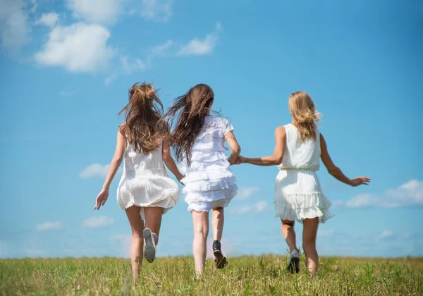 Chicas corren en verde hierba — Foto de Stock