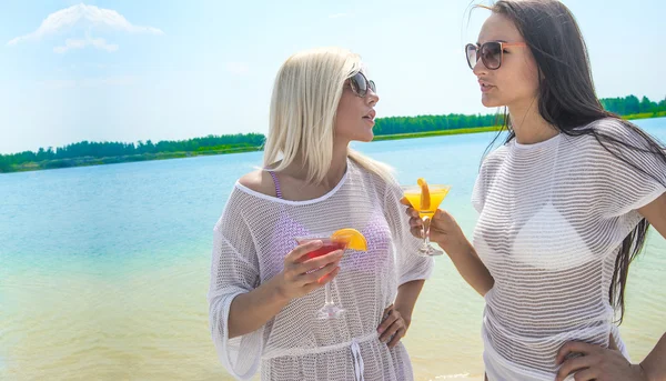 Kız Tropik Plajda Piknik Yapıyor Kokteylli Güzel Kadınlar — Stok fotoğraf
