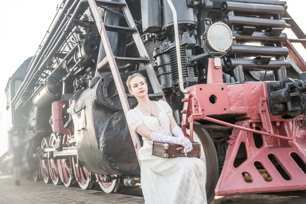 Молода Доросла Жінка Стоїть Біля Старого Ретро Вінтажного Поїзда — стокове фото