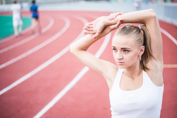 Corredor estiramiento antes del entrenamiento — Foto de Stock