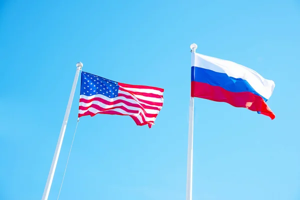 Флаги Российской Федерации и США — стоковое фото