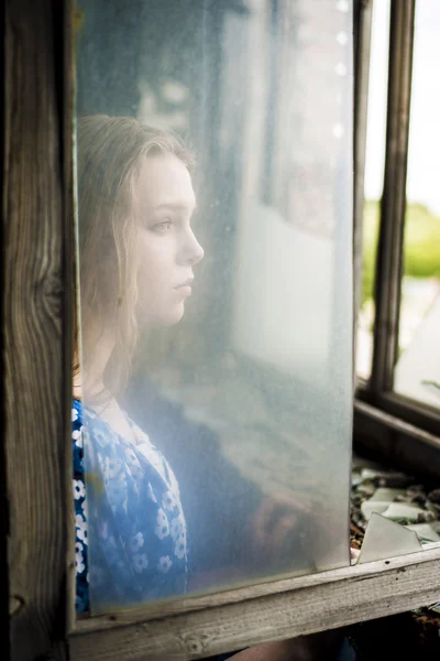 Genç Yetişkin Womannear Kirli Cam Pencere Portre Ahşap Eski Vintage — Stok fotoğraf