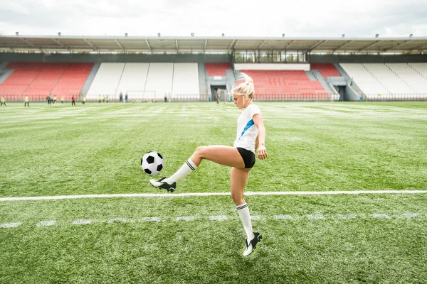 Fille jouer au football — Photo