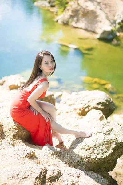 Asyalı kız kayaya oturan — Stok fotoğraf