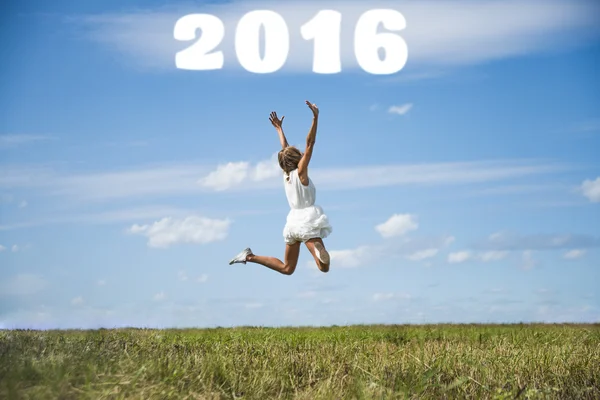 Mulher saltando para a alegria na grama — Fotografia de Stock
