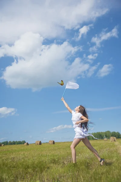 Fille attraper un papillon — Photo