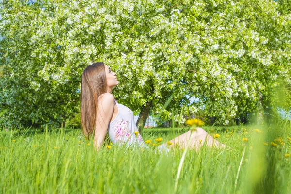 Mulher sentada em um prado — Fotografia de Stock