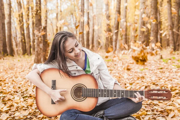 Νέοι Χαριτωμένο Κορίτσι Παίζει Ακουστική Κιθάρα Στο Πάρκο — Φωτογραφία Αρχείου