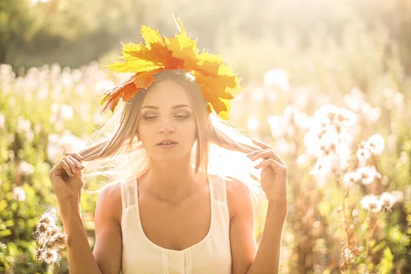 Fille avec couronne d'érable sur la tête — Photo