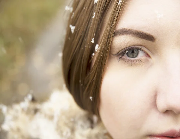 Close Retrato Jovem Menina Adulta Com Flocos Neve Pestanas Escuras — Fotografia de Stock