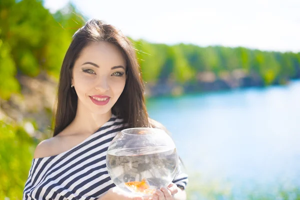 Fishbowl in hände von jung asiatisch mädchen — Stockfoto