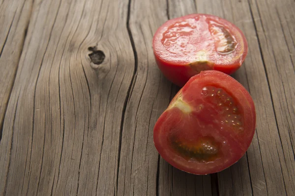 Metà di pomodoro rosso fresco maturo — Foto Stock