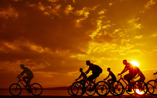 компания друзей на велосипедах
