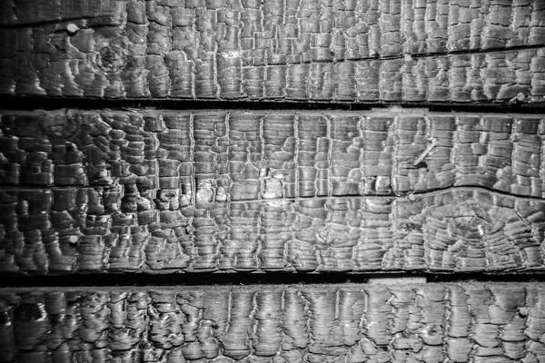 Обугленная чёрная деревянная стена — стоковое фото