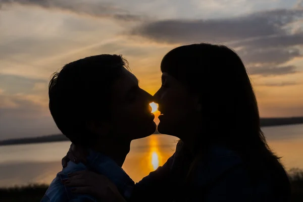 Silhouette Des Küssenden Verliebten Romantischen Paares — Stockfoto