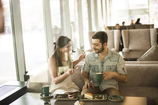 Unga par som sitter på kafé — Stockfoto