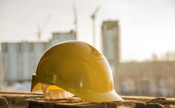 Casco di plastica giallo — Foto Stock