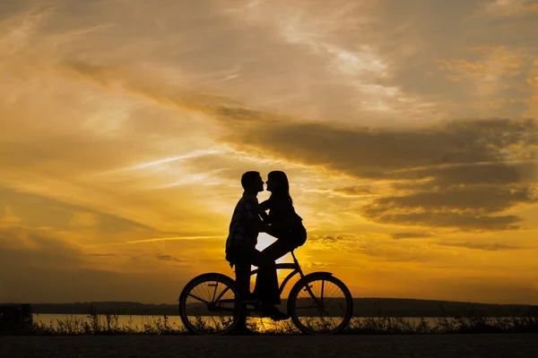 Silhuetas Duas Pessoas Olhando Uma Para Outra Encontro Bonito Casal — Fotografia de Stock