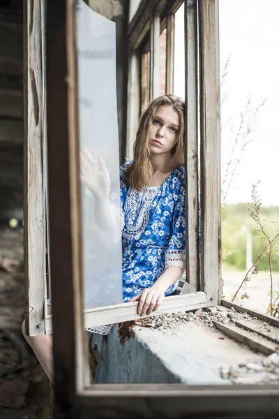 Genç Yetişkin Kadın Kirli Pencere Tarafından — Stok fotoğraf