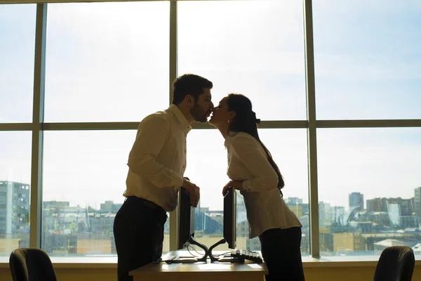 Casal de negócios beijando no escritório — Fotografia de Stock