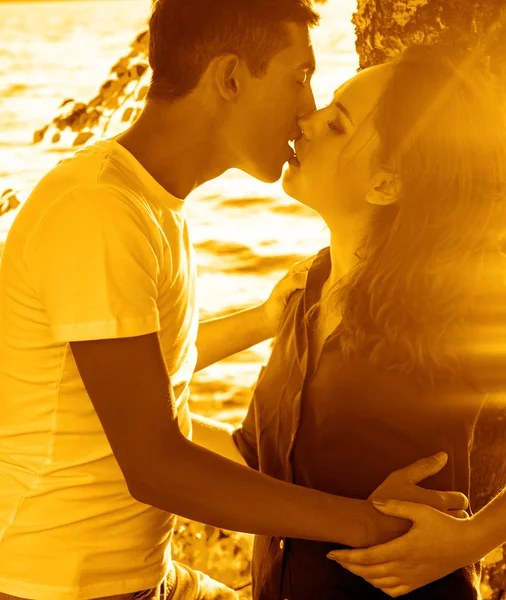 Romântico Casal Feliz Abraçando Beijando Costa Ensolarada — Fotografia de Stock