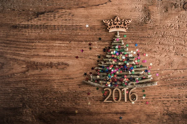Різдвяна ялинка з барвистими зірками — стокове фото