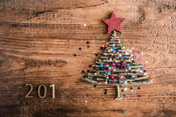 Kerstboom met kleurrijke sterren — Stockfoto