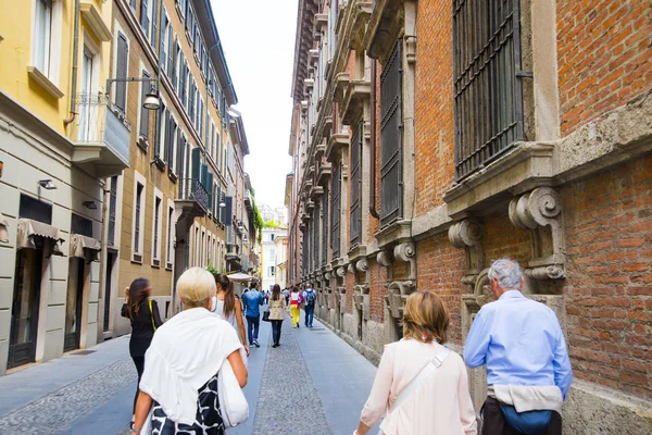 Turistas caminando por la calle en Italia — Foto de Stock