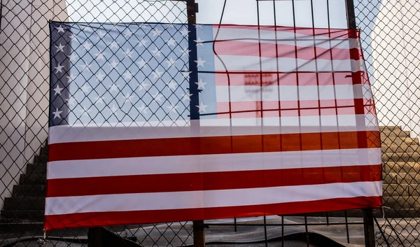 Americká vlajka před plot a schodiště — Stock fotografie
