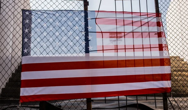Amerikan bayrağı önünde çit ve merdiven