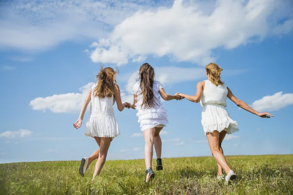 Filles courir à l'herbe verte — Photo