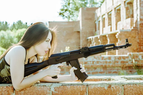 Vrouw met een sniper rifle — Stockfoto