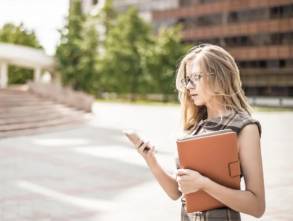 Young Business Woman Using Mobile Phone Hold Digital Tablet Computer — Stock Photo, Image